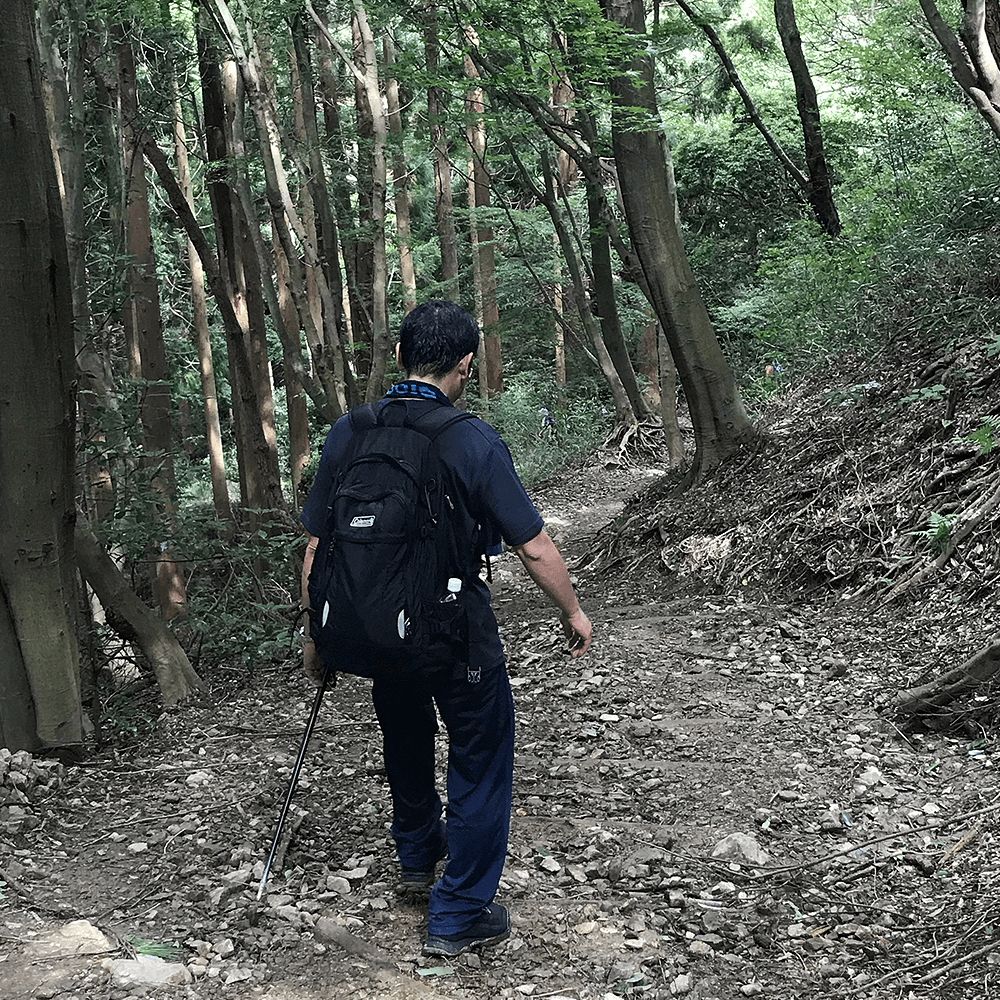 アスファルトと違い、地面はやわらか。