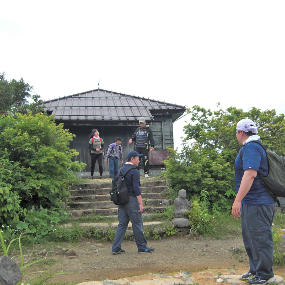 山頂には日本三大薬師の1つ米山薬師堂があります。