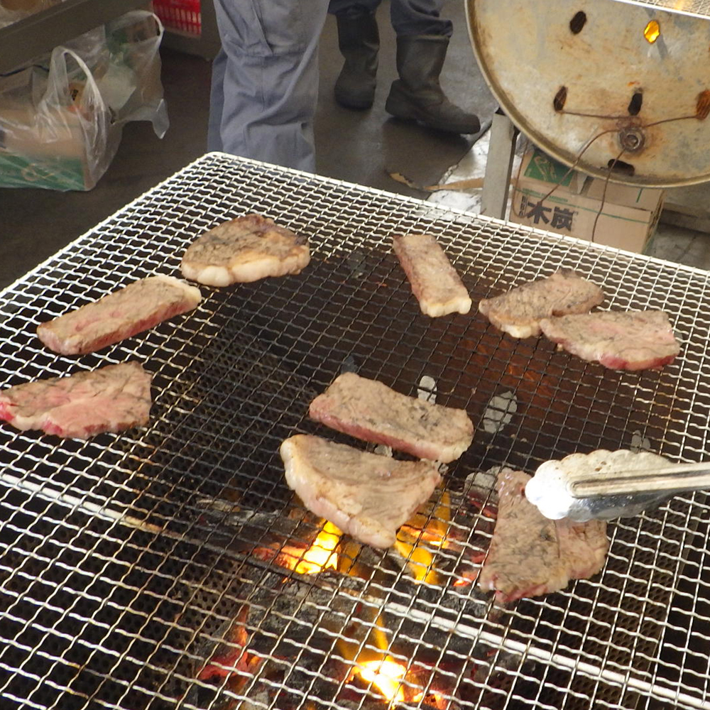 お肉を焼きすぎない様に慎重に。